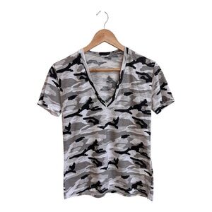 Monrow Black White Camo Short Sleeve V Neck Womens Size XS T Shirt